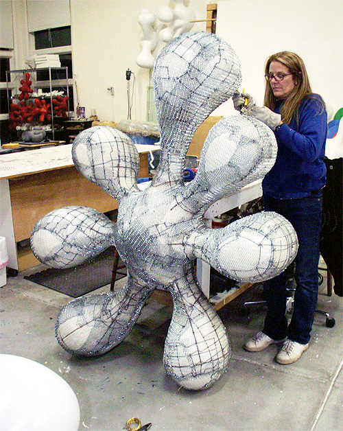 01 Splats 06 – Artist in Studio working on “Sue’s Splat”, Ferro-concrete/enamel paint. 5’ x4 ½’ x 2 ½’. 2006 01 Splats 06 – Artist in Studio working on “Sue’s Splat”, Ferro-concrete/enamel paint. 5’ x4 ½’ x 2 ½’. 2006